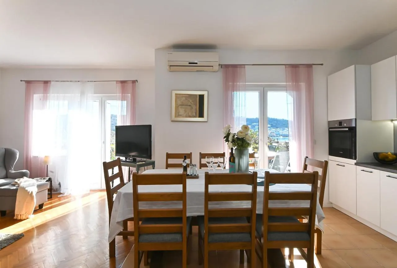 Holiday House Vukman Трогир 0*,